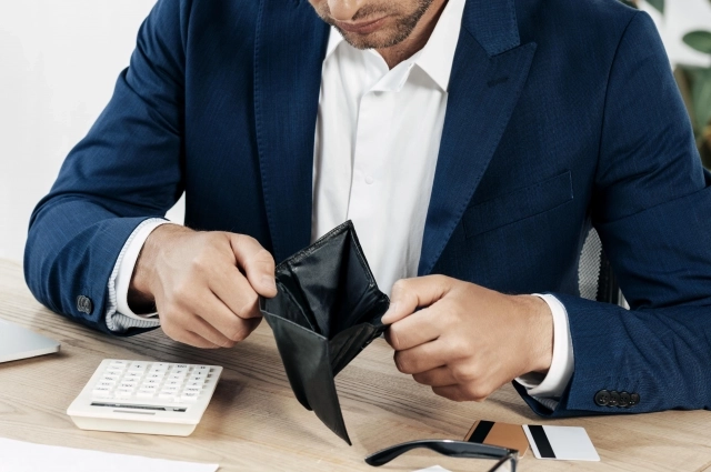 Компания Зиганшина в последнее время задолжала многим компаниям.