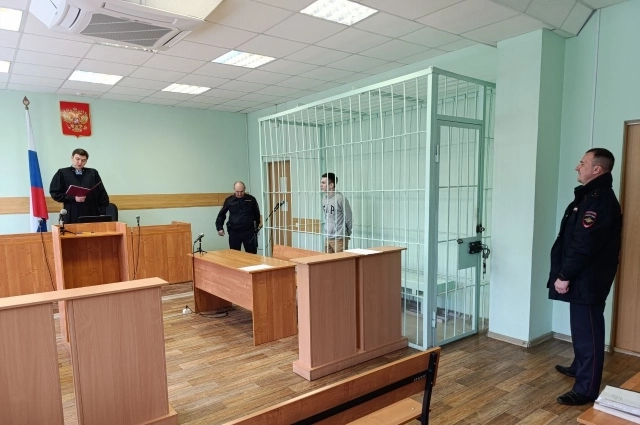 Влад задушил девушку шнуром от телефона.