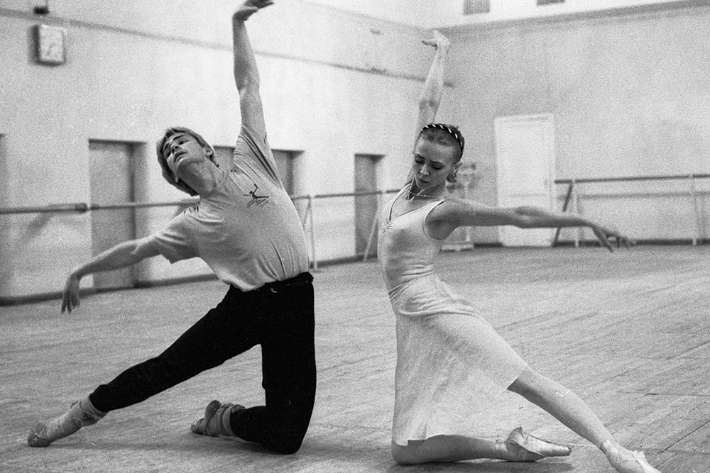 Народная артистка СССР Людмила Семеняка (справа) и Андрис Лиепа (слева) во время репетиции балета Микаэла Таравердиева «Девушка и смерть».