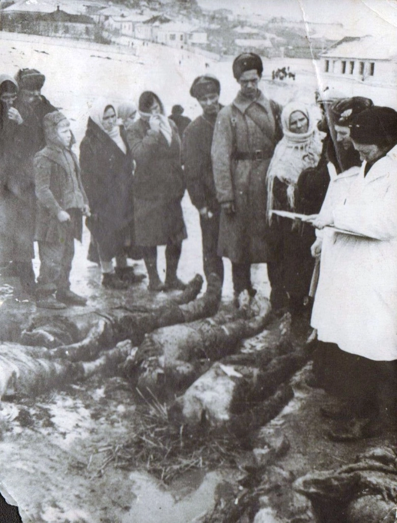 У скалы Орлиное гнездо в Пятигорске опознают тела, 1943 год.