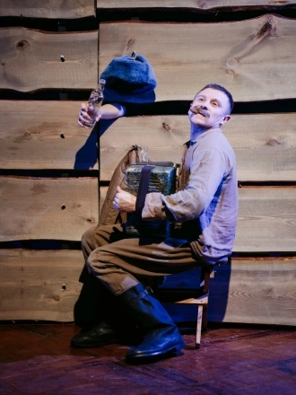 Образ Соколова, созданный заслуженным артистом РТ Эмилем Талиповым начисто лишён пафоса и лоска.