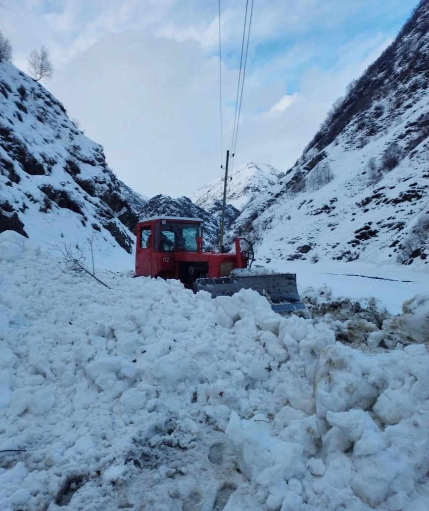 Техника расчищает снег после схода лавин в Дагестане.