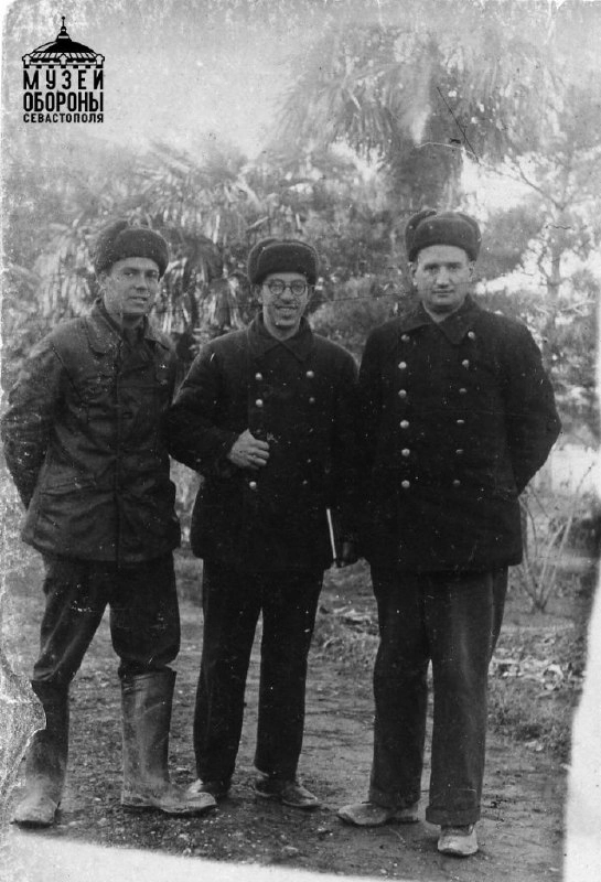 1.	Научные сотрудники Ленинградского физико-технического института АН СССР, принимавшие участие в работах по размагничиванию кораблей Черноморского флота. Слева направо: А. Р. Регель, Ю. С. Лазуркин, И. В. Курчатов. Декабрь 1941 г. 