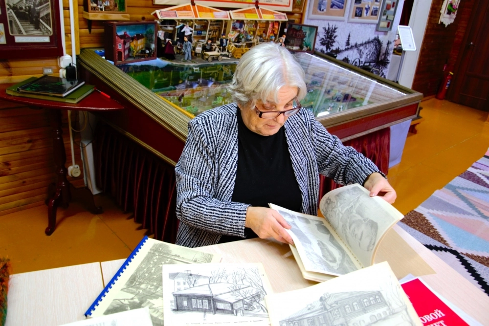 Ольга Попова хранит рисунки своих учеников.