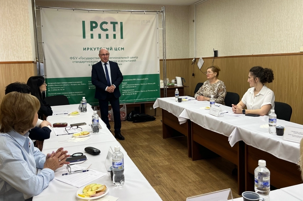 Директор ФБУ «Иркутский ЦСМ» приветствует  членов независимой дегустационной комиссии.