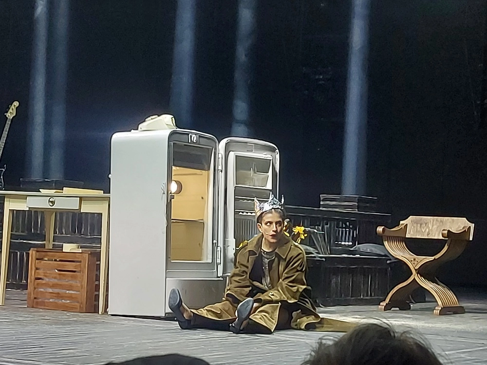 14 мая в МХТ им. Чехова премьера спектакля «Гамлет» режиссера Андрея Гончарова. В заглавной роли — приглашенная кинозвезда, 33-летний актёр Юра Борисов 
