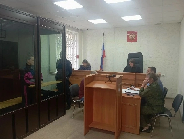 Женщина, убившая младенца, в суде.