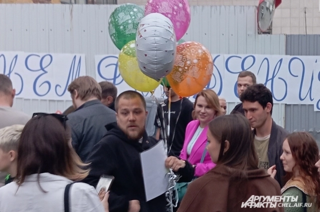 Очередь из желающих поздравить с днём рождения.