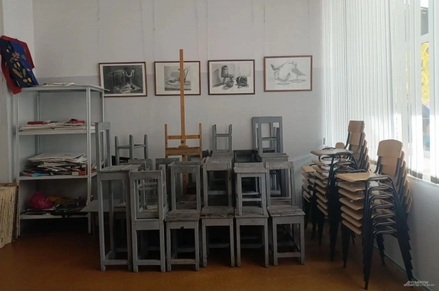 Мебель в художественной школе аккуратно составлена. 