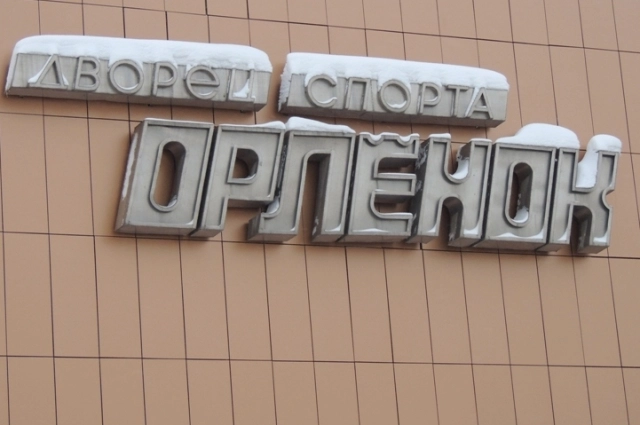 На ледовой арене занимаются не только фигуристы, но и конькобежцы.