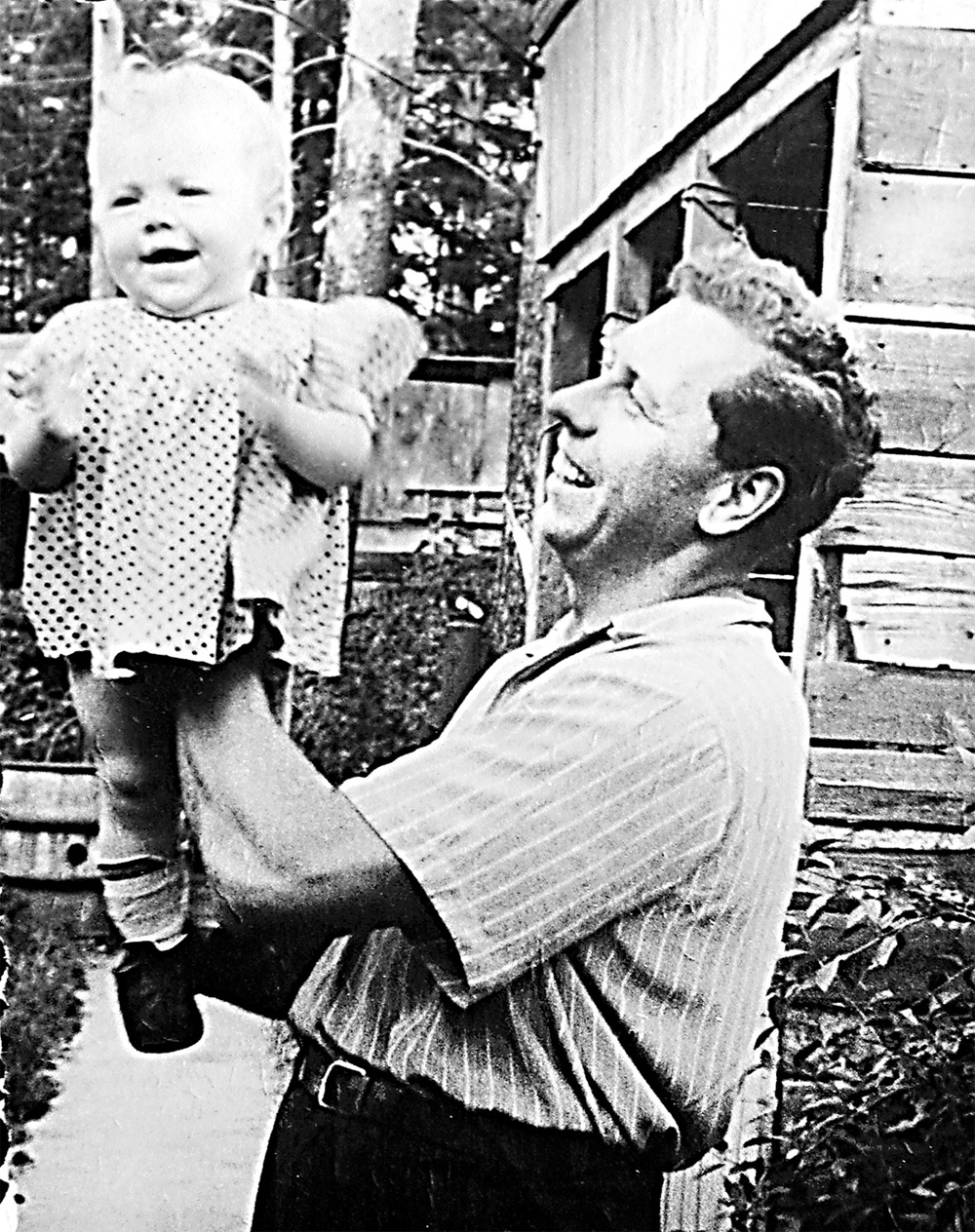 Анатолий Папанов с дочерью Еленой на съёмной даче, 1955 г.