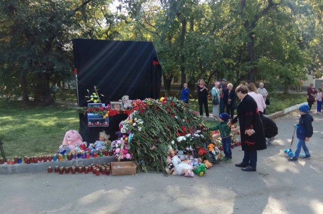 Жители Керчи несут цветы к месту трагедии.