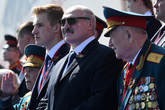 Президент Белоруссии Александр Лукашенко с сыном Николаем во время военного парада в ознаменование 75-летия Победы в Великой Отечественной войне 1941-1945 годов на Красной площади в Москве.