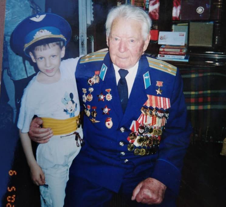 Михаил Симонов с правнуком. 