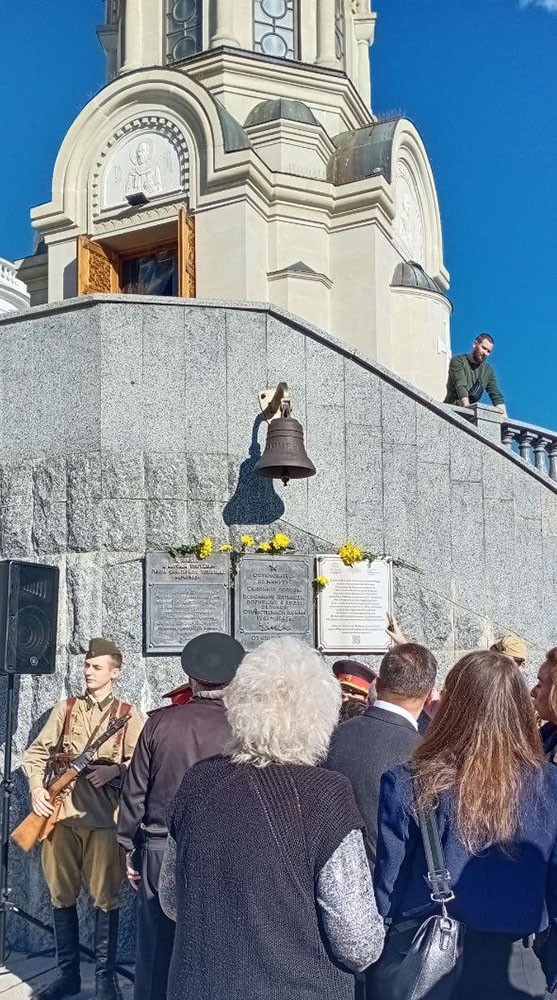Ялтинцы у нового мемориала. 