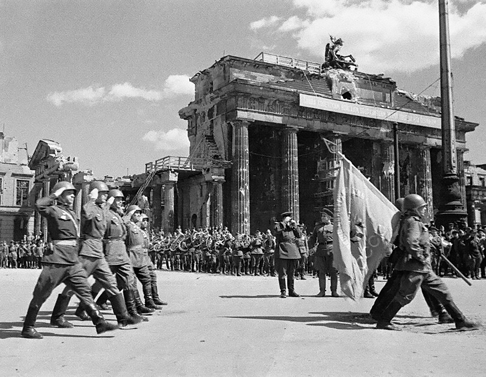 Парад Победы в Берлине, советские войска у здания Рейхстага, 20 мая 1945 г. 