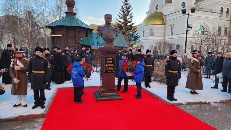 Памятник открывали кадеты и курсанты