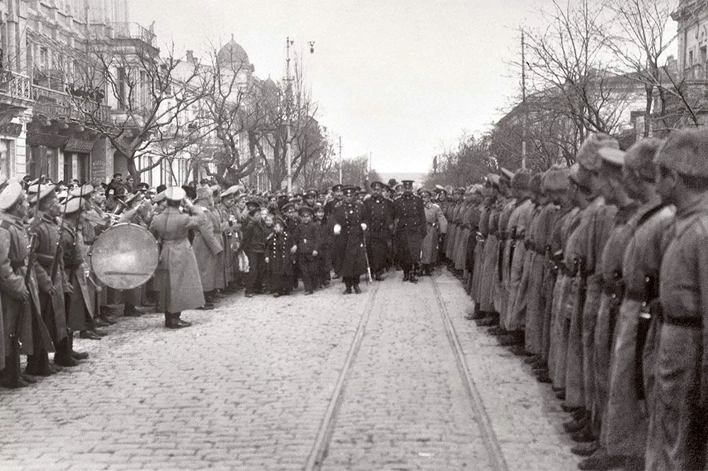 Адмирал Врангель принимает парад войск Севастопольского гарнизона.