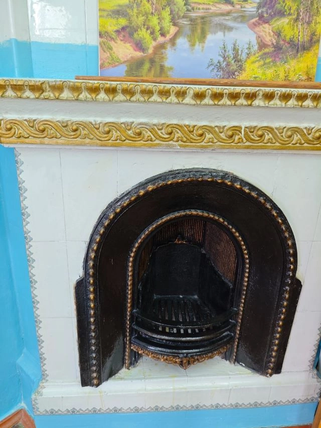 Старинный камин.