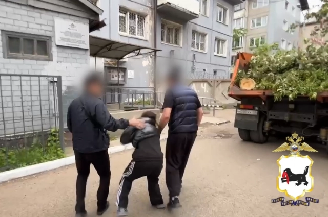 По пути в полицейский участок несколько раз вырывалась.