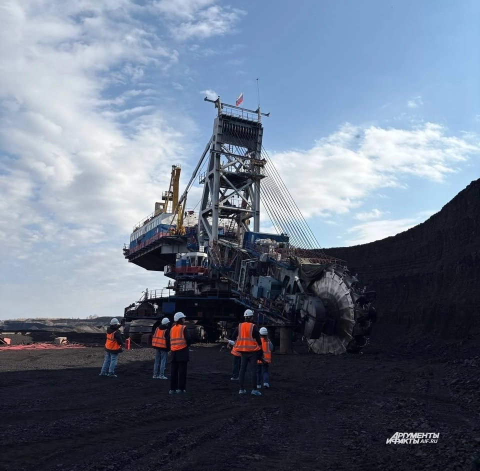 Роторный экскаватор высотой с девятиэтажный дом.