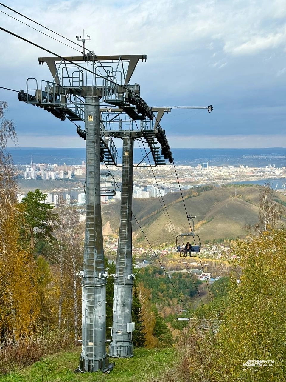 Вид на Красноярск с высоты канатки фанпарка.
