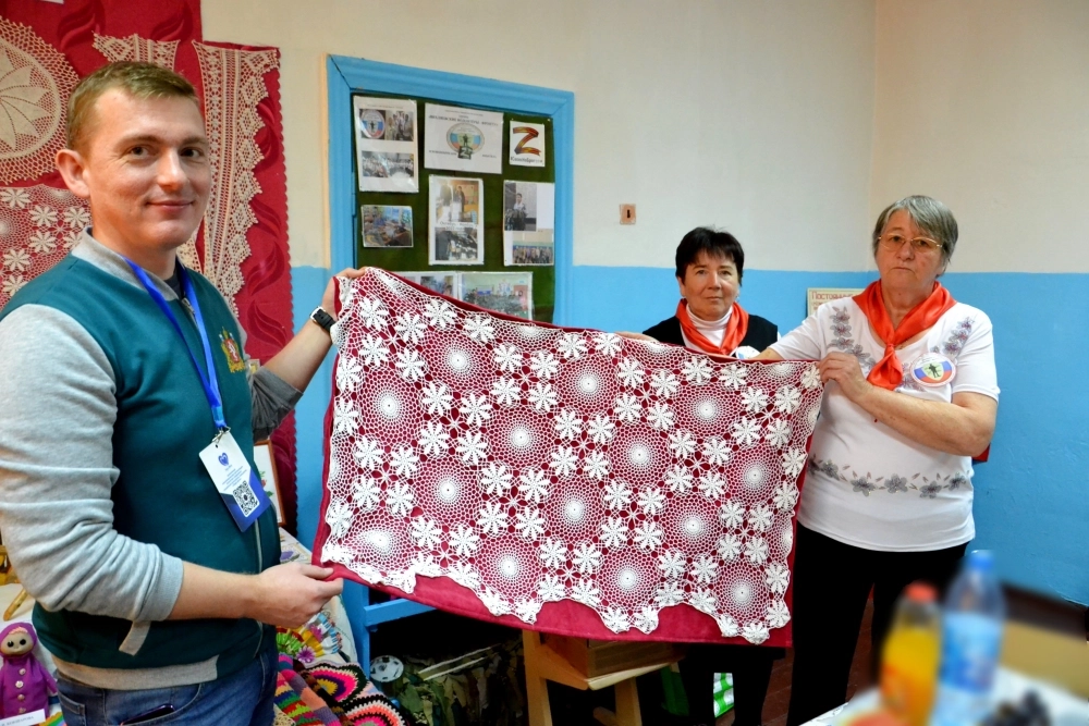 Василий нередко привозит из поездок по деревням уникальные подарки, которые местные жители делают своими руками.