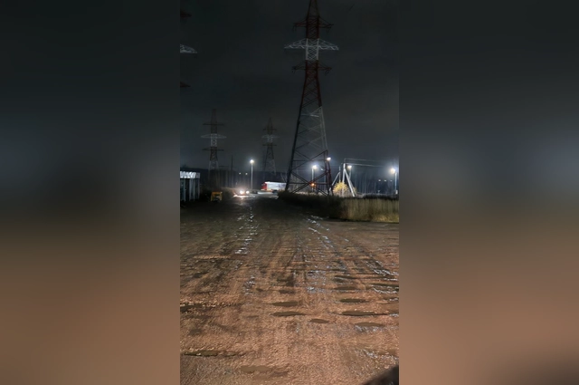 Дороги, соединяющие поселок с городом, выглядят подобным образом.