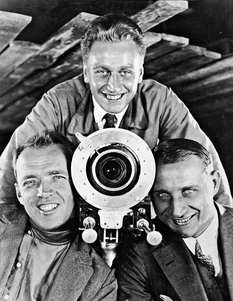 Съемочная группа фильма режиссера С.Эйзенштейна «Старое и новое» («Генеральная линия»), вышедшего на экраны в 1929 году. Слева направо: кинооператор Эдуард Тиссэ, сорежиссер Григорий Александров, актер и ассистент режиссера Михаил Гоморов. 1926 г.