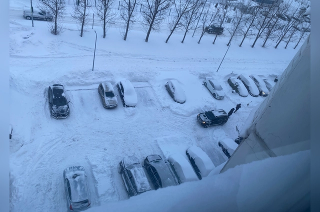 Дворы жилых домов завалило кучей снега.