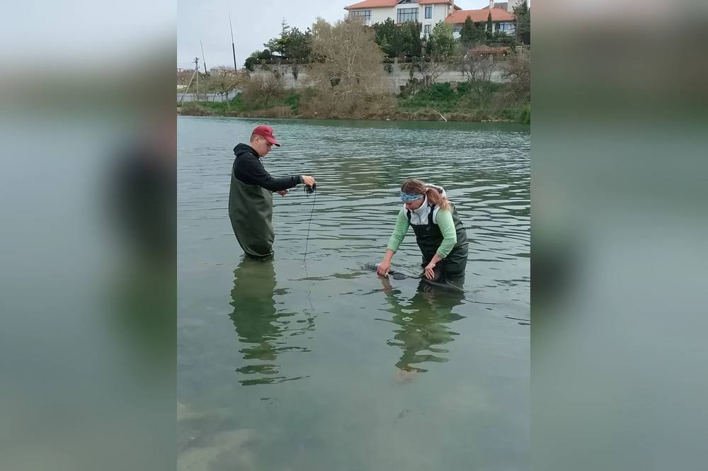 Споти дает интервью, запись на подводный микрофон.