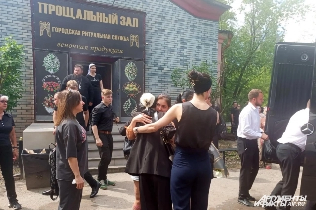 Перед выездом на кладбище. Александра похоронили в посёлке Береговом.