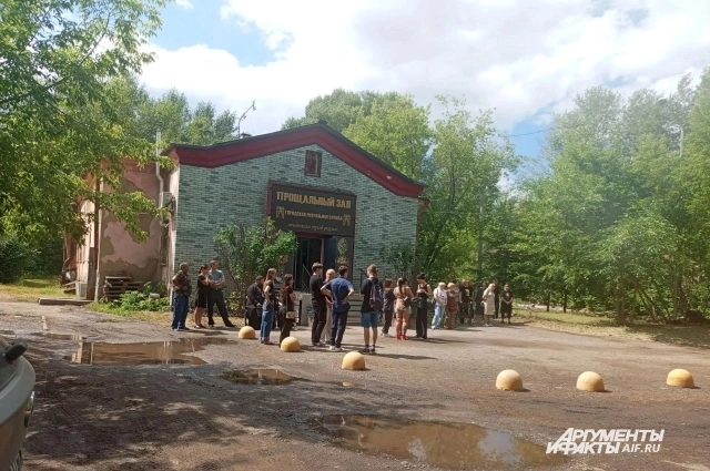 У прощального зала.