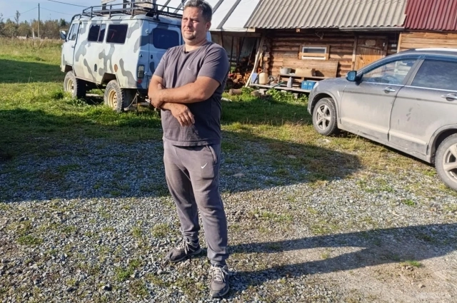 Евгений Кудряшов на фоне бани, в которой парились Усольцевы.