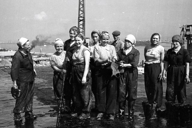 Бригада гидронщиков Фарафотовой (2-я слева)на строительстве Коммунального моста.