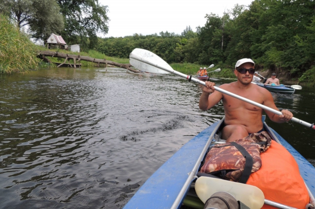 Семь дней подряд группа инвалидов сплавляется по реке Битюг на байдарках.