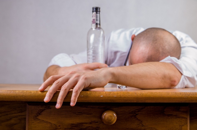 Алкоголь пагубно влияет на подростков. 