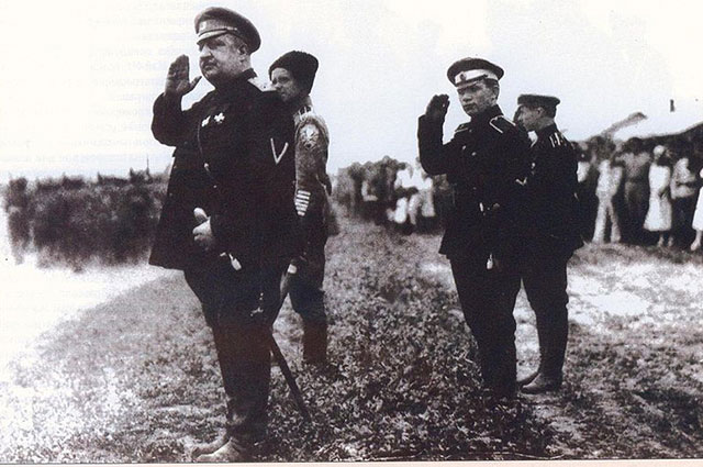 Командующий армией генерал Май-Маевский (на переднем плане) и капитан Макаров (сзади), оба в дроздовской форме