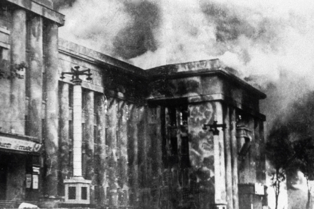 Здание Дома Красной Армии и Флота в Минске, взорванное фашистам при отступлении. Гитлеровские захватчики вывезли в Германию большую часть предметов интерьера здания. Белорусский государственный музей истории Великой Отечественной Войны в Минске.
