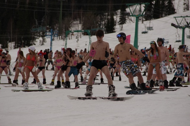   Россиянам принадлежит необычный рекорд по спуску с горы в купальниках.