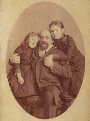 С. И. Мамонтов с дочерьми Александрой и Верой (справа). 1884.