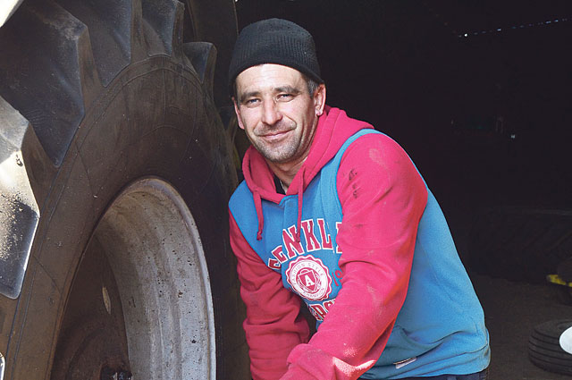 Механизатор Дмитрий Одинцов, завершив уборку сахарной свёклы, меняет колёса. 