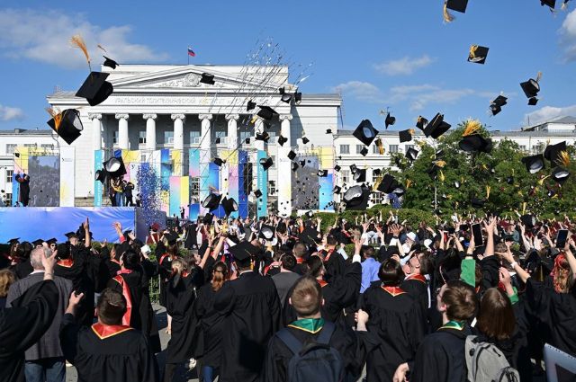 Шесть тысяч выпускников УрФУ сегодня получили дипломы