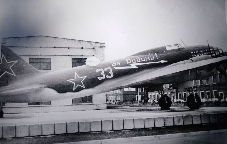 До 1943 г. Симонов летал на Ил-4, на таких самолётах он бомбил Берлин. 