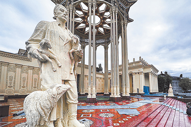 Гордость реставраторов – ажурная ротонда с фонтаном и восстановленные по фотографиям скульптуры.