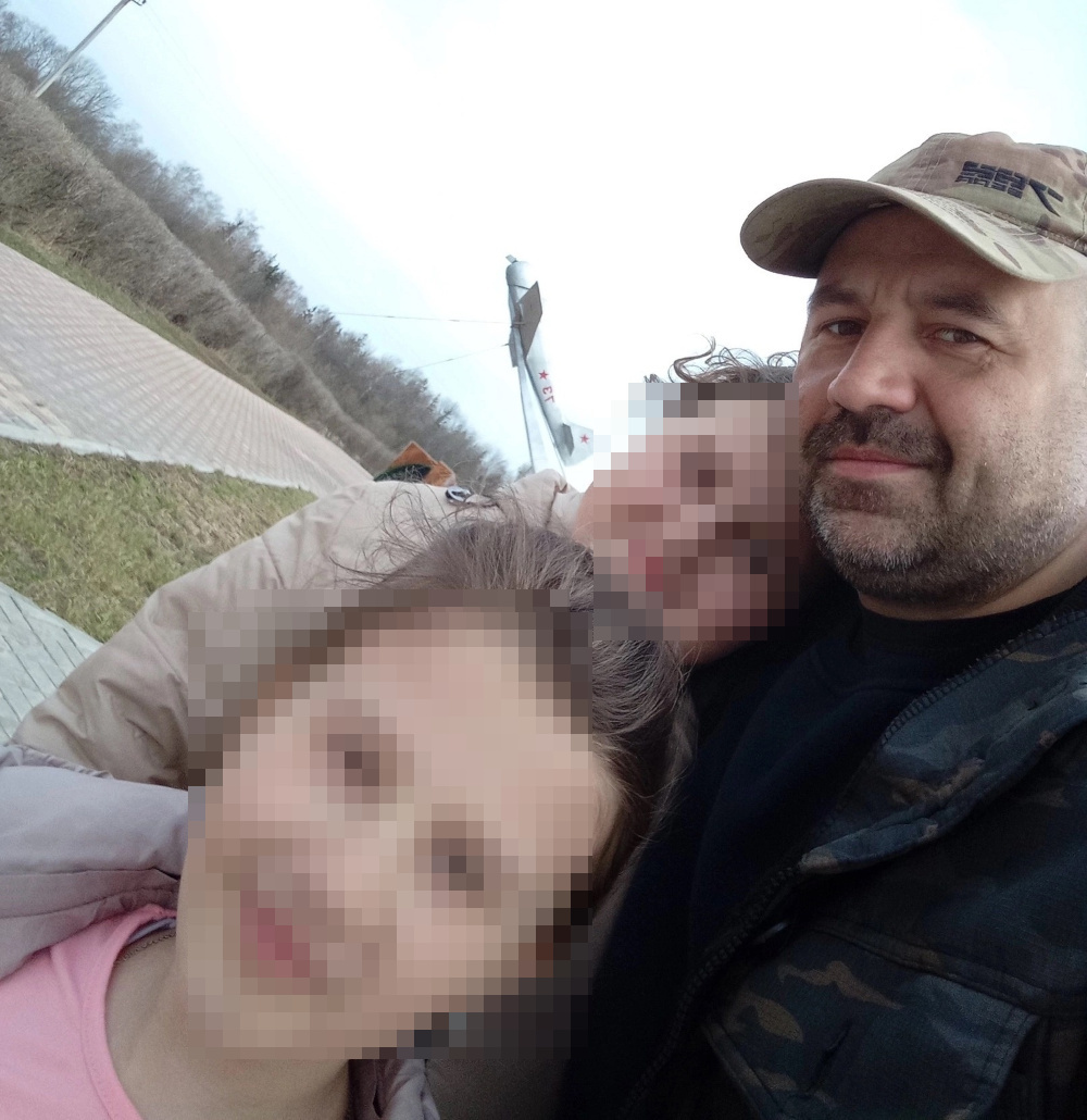 Счастливый папа с дочками.