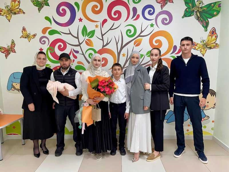 Мать и дитя торжественно встретили с выписки все близкие и родные.