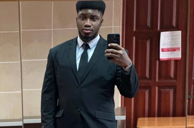 Уроженец Нигерии работает медбратом в селе на севере Новосибирской области.