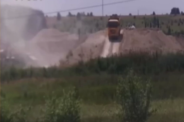 Работы в карьере идут с утра до позднего вечера.