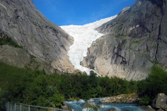 Портал может внезапно открыться на пути у любого туриста в любом месте.